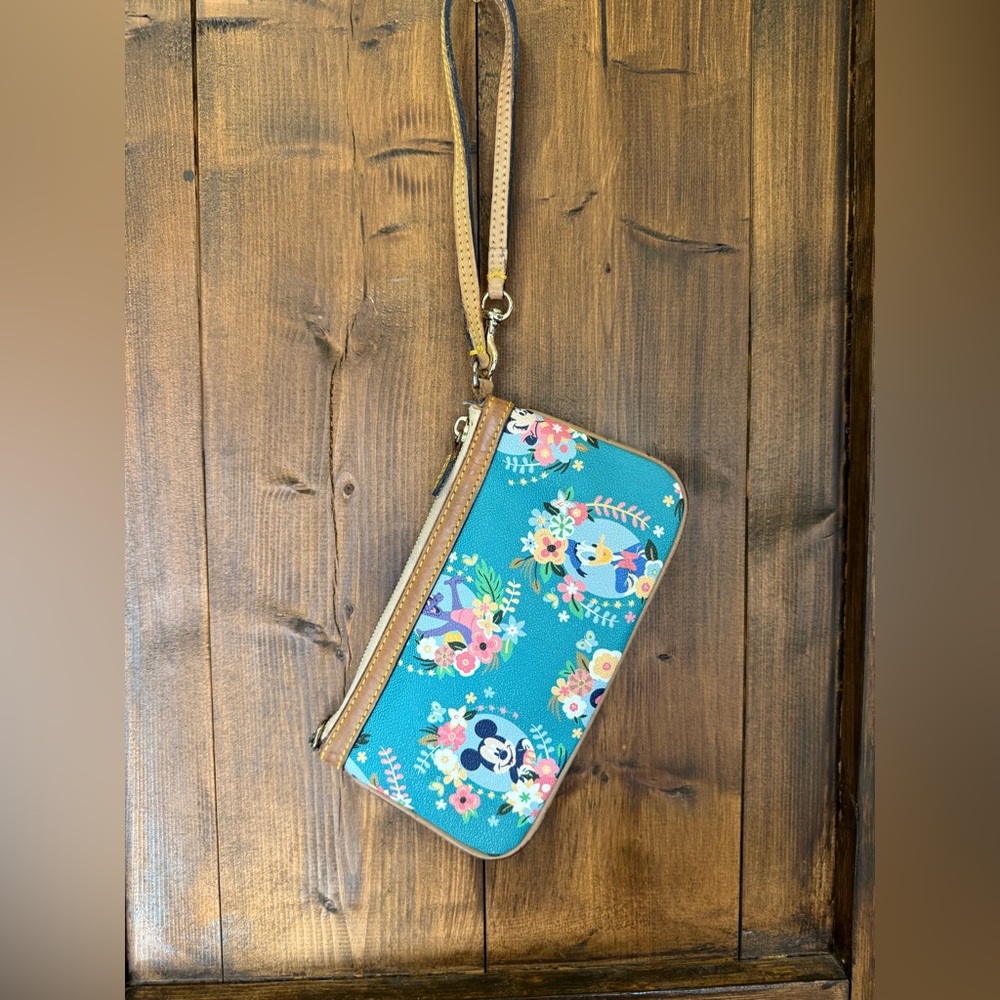 Disney Dooney & Bourke Epcot International Flower & Garden Festival wristlet - Picture 4 of 13